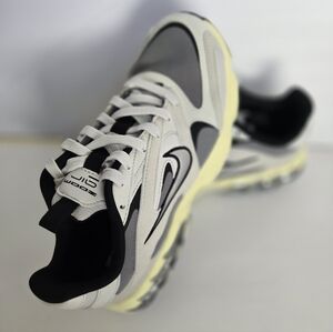 NEW, Nike Zoom Air Sneakers in Black and White.Size 7 1/2